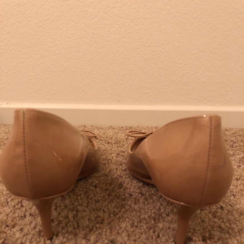 Jimmy Choo nude patent leather pump. - Picture 5 of 6